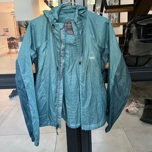 Sierra designs sporty raincoat